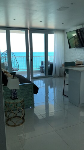 OCEAN VIEW GORGEOUS 1 Full Bedroom Apt.BRAND NEW UNIT SPECTACULAR & CHIC. 5Stars
