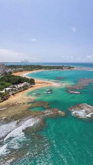 Una playa cerca, sillas reclinables de playa, toallas de playa