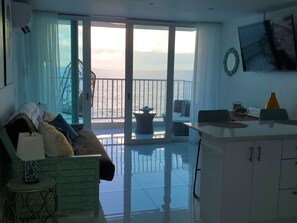 Smart-TV, videospill, Netflix og DVD-spiller