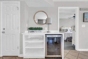 4 habitaciones, tabla de planchar con plancha, wifi y ropa de cama 