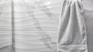 A towel hanging on a rack with the text "COCO-MAT" visible on it. - Terra di Meteora Suites 3 (Kalabaka)