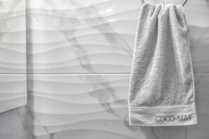 Deluxe Apartment | Bathroom amenities | Shower, hydromassage showerhead, designer toiletries, hair dryer