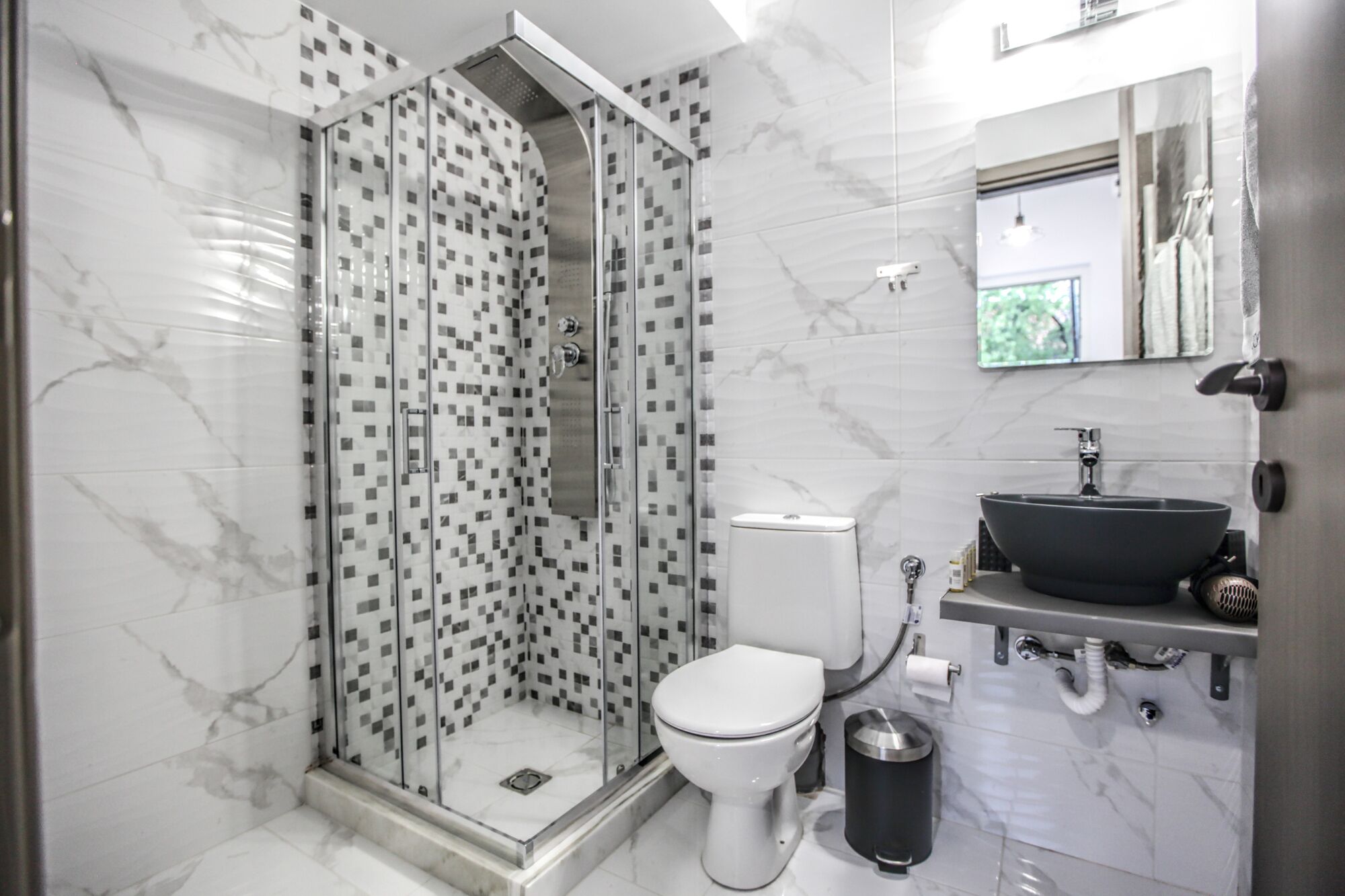 ดีลักซ์อพาร์ทเมนท์ | ห้องน้ำ | ฝักบัว, ฝักบัวนวดด้วยพลังน้ำ, ของใช้ในห้องน้ำระดับพรีเมียม, ไดร์เป่าผม