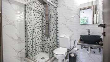 Deluxe Apartment | Bathroom | Shower, hydromassage showerhead, designer toiletries, hair dryer