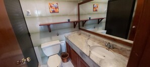 Douche, sèche-cheveux, serviettes fournies, savon