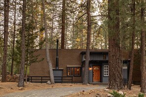Eine rustikale Holzhütte mit Kamin und Eingangstür.
