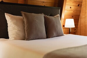 Desk, iron/ironing board, travel cot, WiFi - The 99 Pines - Walk to Snow Summit + Hot Tub (Big Bear Lake)