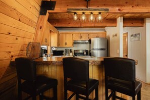 Fridge, microwave, oven, stovetop - The 99 Pines - Walk to Snow Summit + Hot Tub (Big Bear Lake)