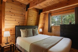 3 bedrooms, desk, iron/ironing board, travel cot - The 99 Pines - Walk to Snow Summit + Hot Tub (Big Bear Lake)