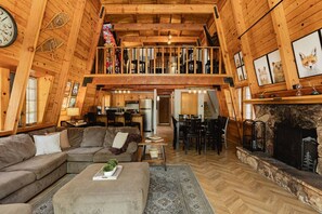 TV, fireplace, video games - The 99 Pines - Walk to Snow Summit + Hot Tub (Big Bear Lake)