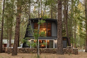 Exterior - The 99 Pines - Walk to Snow Summit + Hot Tub (Big Bear Lake)
