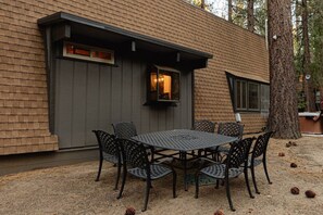 Outdoor dining - The 99 Pines - Walk to Snow Summit + Hot Tub (Big Bear Lake)