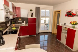 Kühlschrank, Mikrowelle, Herdplatte, Geschirrspüler
