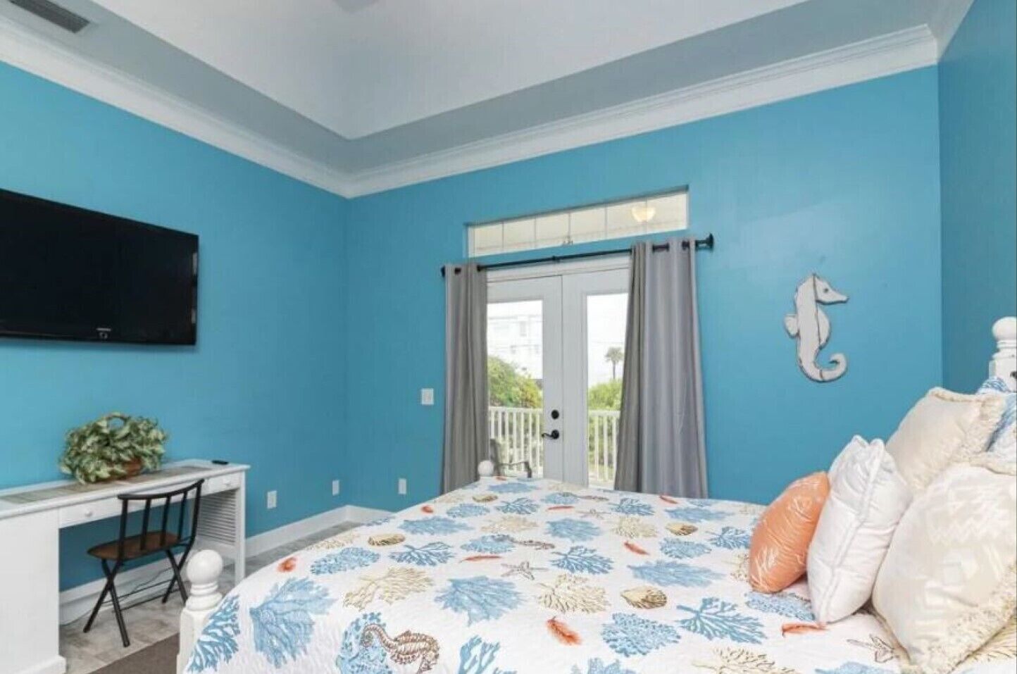 4 bedrooms, desk, iron/ironing board, WiFi (free)