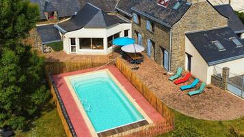 Een buitenzwembad, een verwarmd zwembad