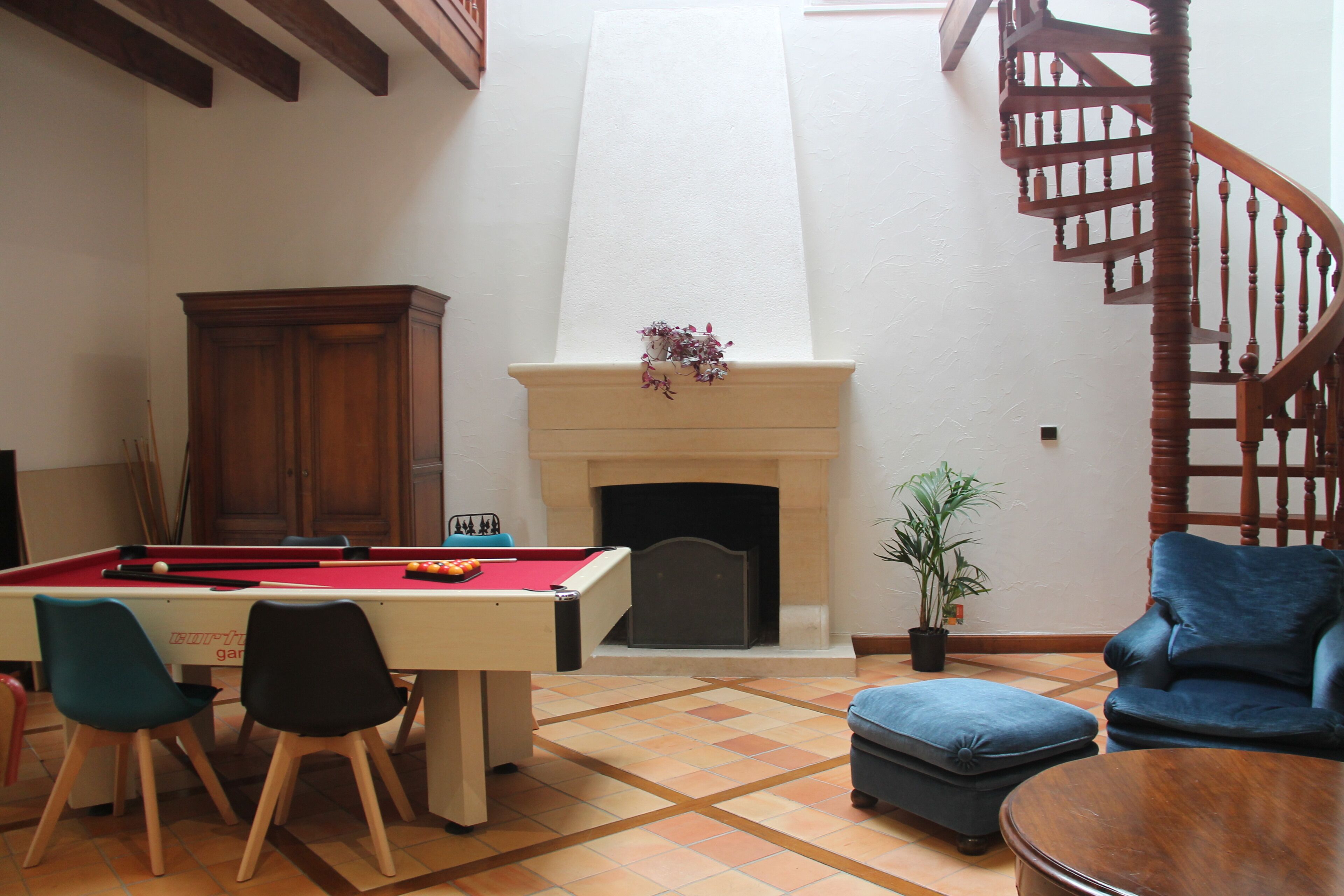 TV, tavolo da calcetto, tavolo da ping pong, libri