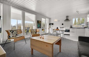 TV - 3 bedroom nice home in Glesborg (Glesborg)