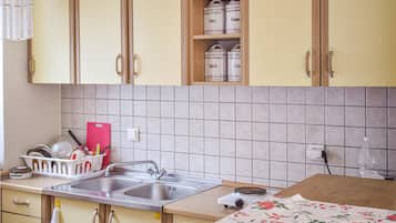 Frigorífic, placa de cuina i cafetera i tetera