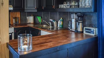 Fridge, stovetop, dishwasher, coffee/tea maker