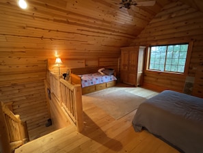 2 bedrooms, WiFi, bed sheets, wheelchair access - Log cabin secluded on 80 acres (Arpin)