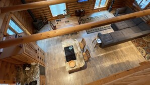 Un'ampia cabina con un soggiorno spazioso, una cucina con isola in pietra e numerose finestre che garantiscono luce naturale.
