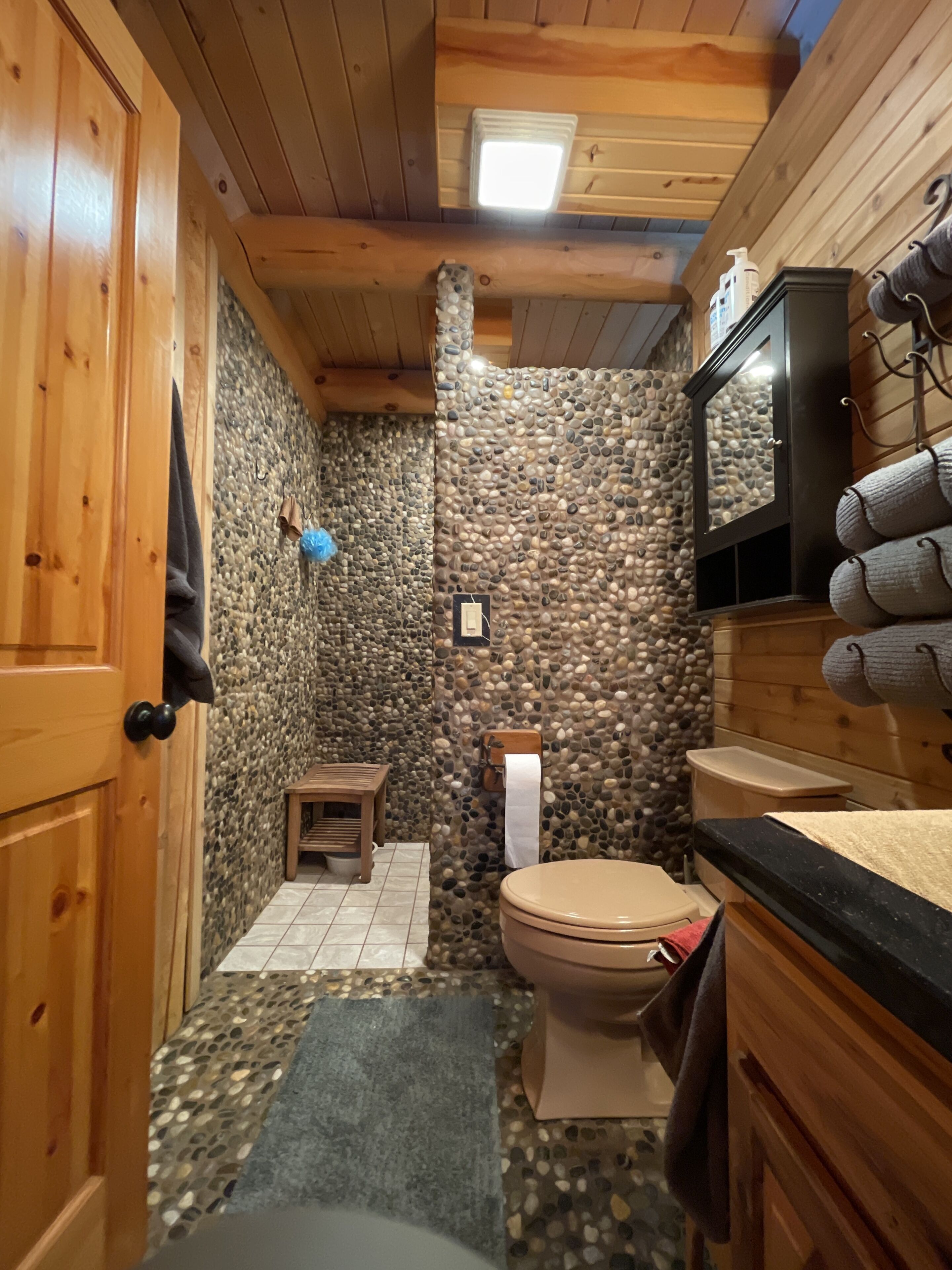 Suihku, pyyhkeet, saippua, vessapaperi