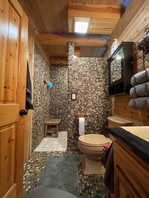 Douche, serviettes fournies, savon, papier toilette