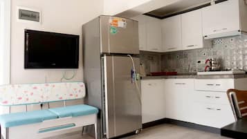 Apartament | Cuina privada | Frigorífic, placa de cuina i utensilis de cuina, vaixella i coberteria