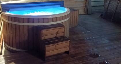 Countryside cottage with Nordic wood fired spa & above ground swimming pool