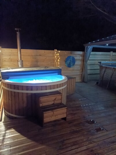 Countryside cottage with Nordic wood fired spa & above ground swimming pool
