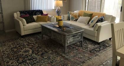 Close to Downtown. 5 min to Airport. Large 1 Bedroom private condo