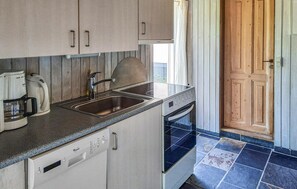 Réfrigérateur, four à micro-ondes, surface de cuisson, lave-vaisselle