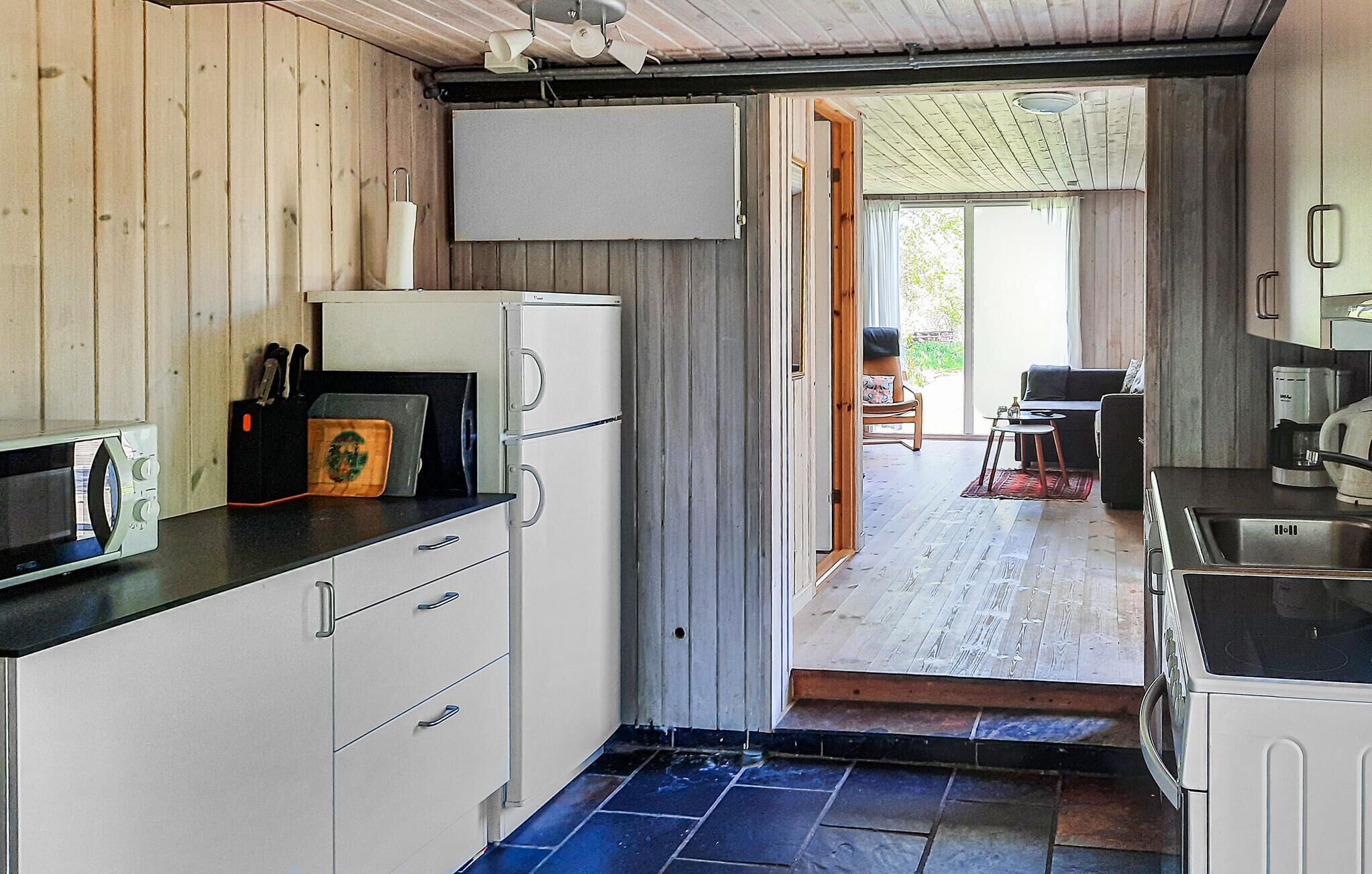 Kylskåp, spishäll, diskmaskin och kaffe- och tebryggare