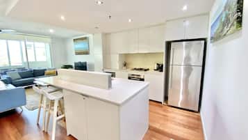 Refrigerador, microondas, horno, placa de cocina