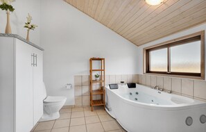 Shower - Awesome home in Ansager with WiFi (Ansager)