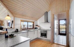 Fridge, stovetop, dishwasher, coffee/tea maker - Awesome home in Ansager with WiFi (Ansager)