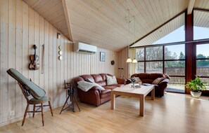 TV, fireplace - Awesome home in Ansager with WiFi (Ansager)