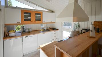 Een koelkast, een kookplaat, een vaatwasser