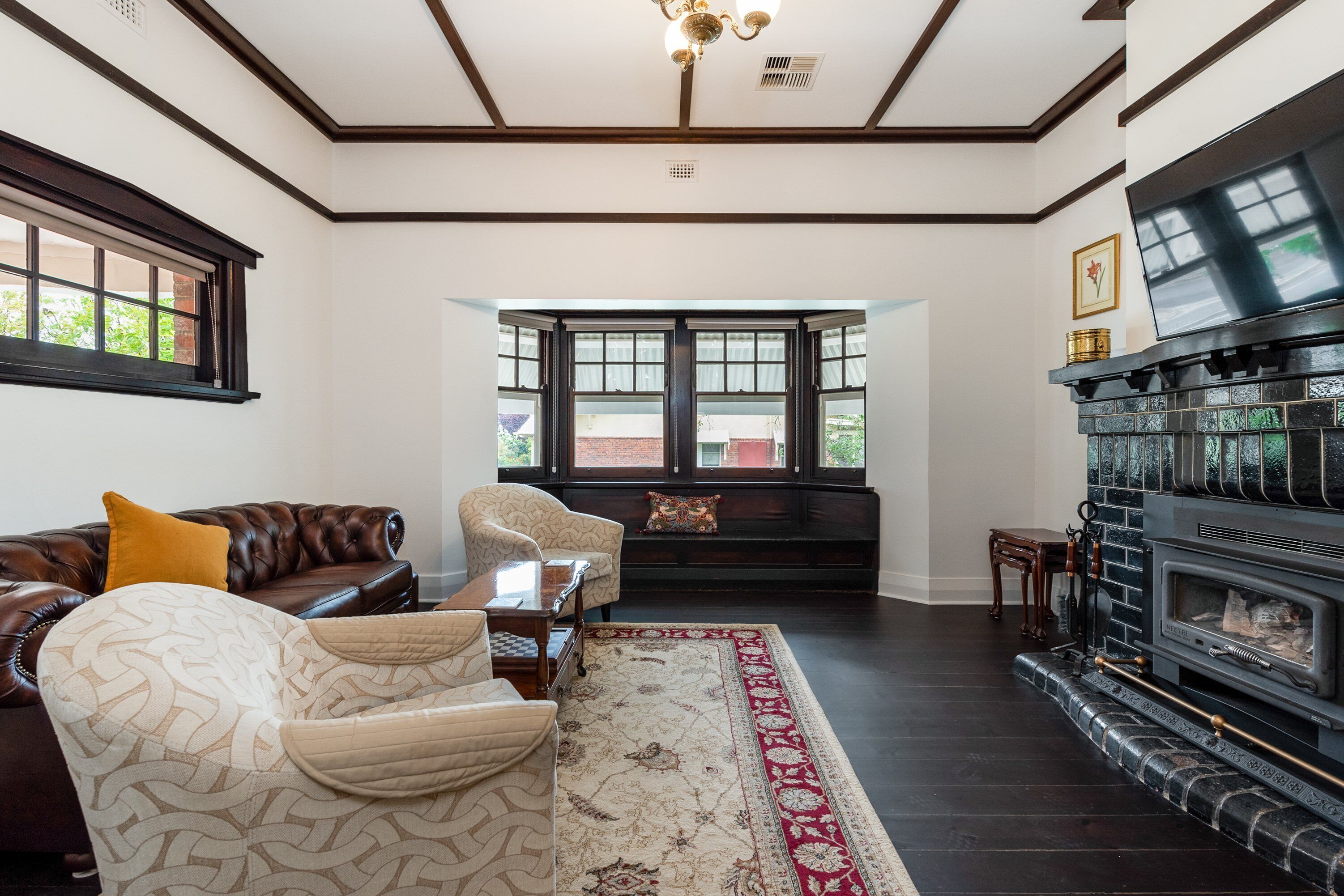 4 bedroom stone home walking distance to the best restaurants — image 21