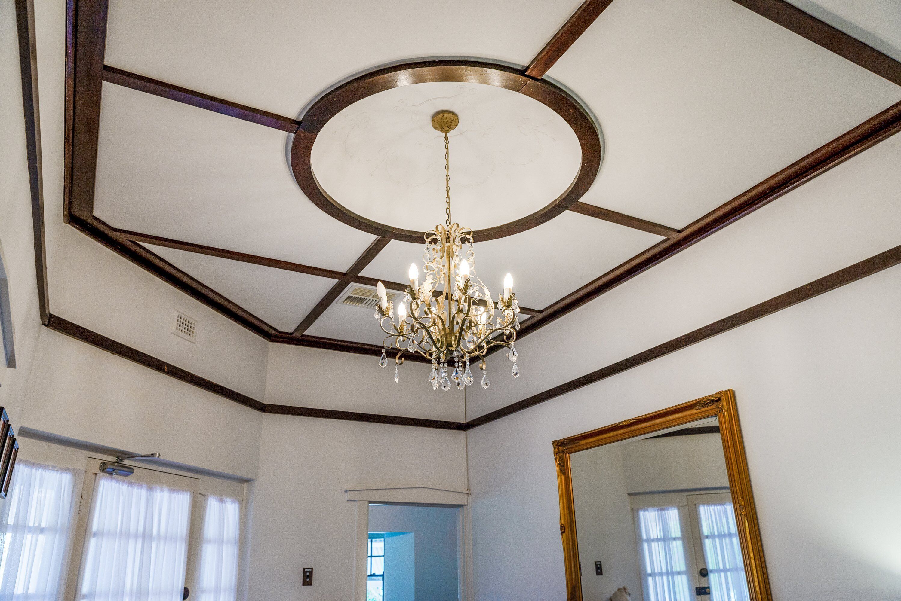 4 bedroom stone home walking distance to the best restaurants — image 28