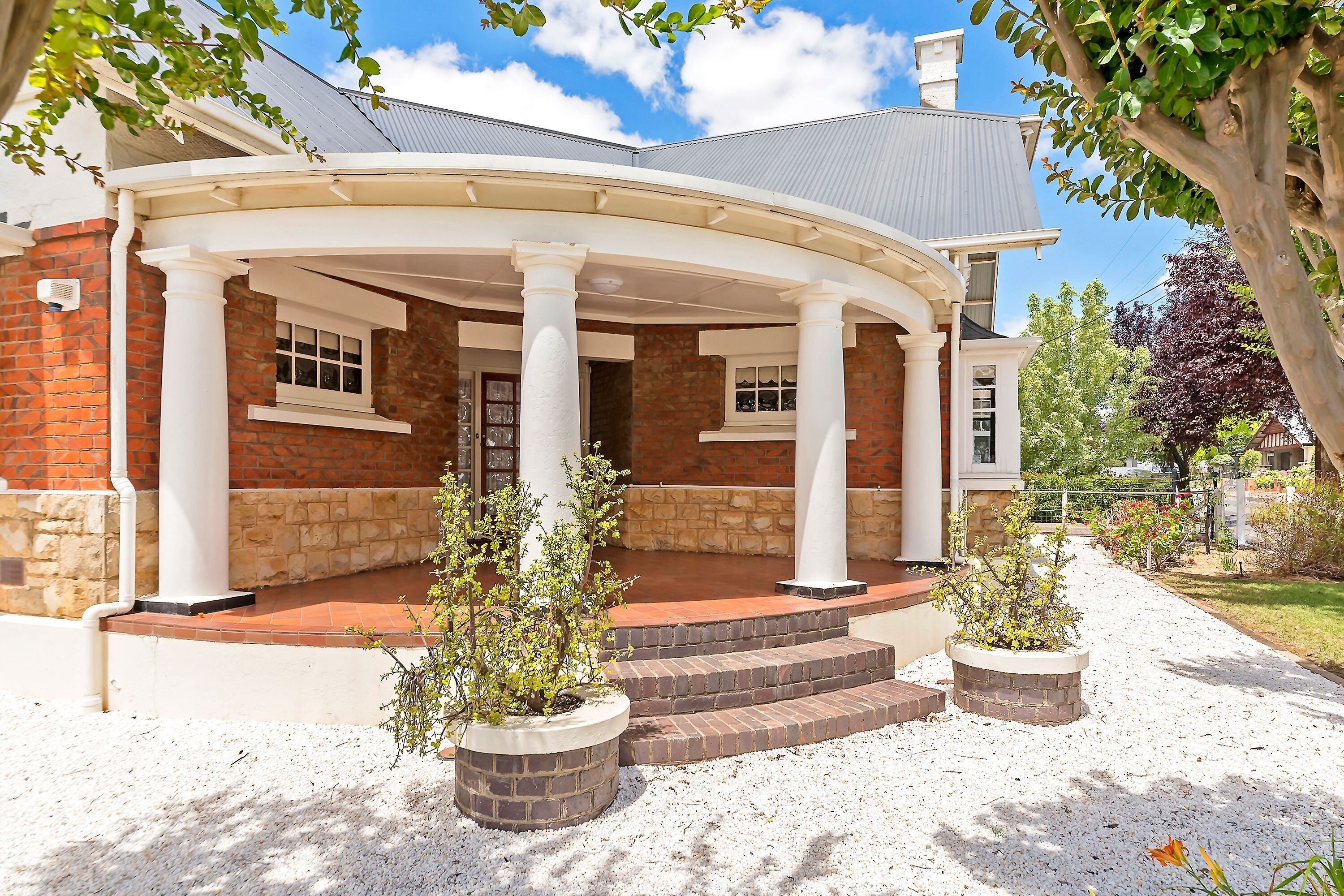 4 bedroom stone home walking distance to the best restaurants — image 27