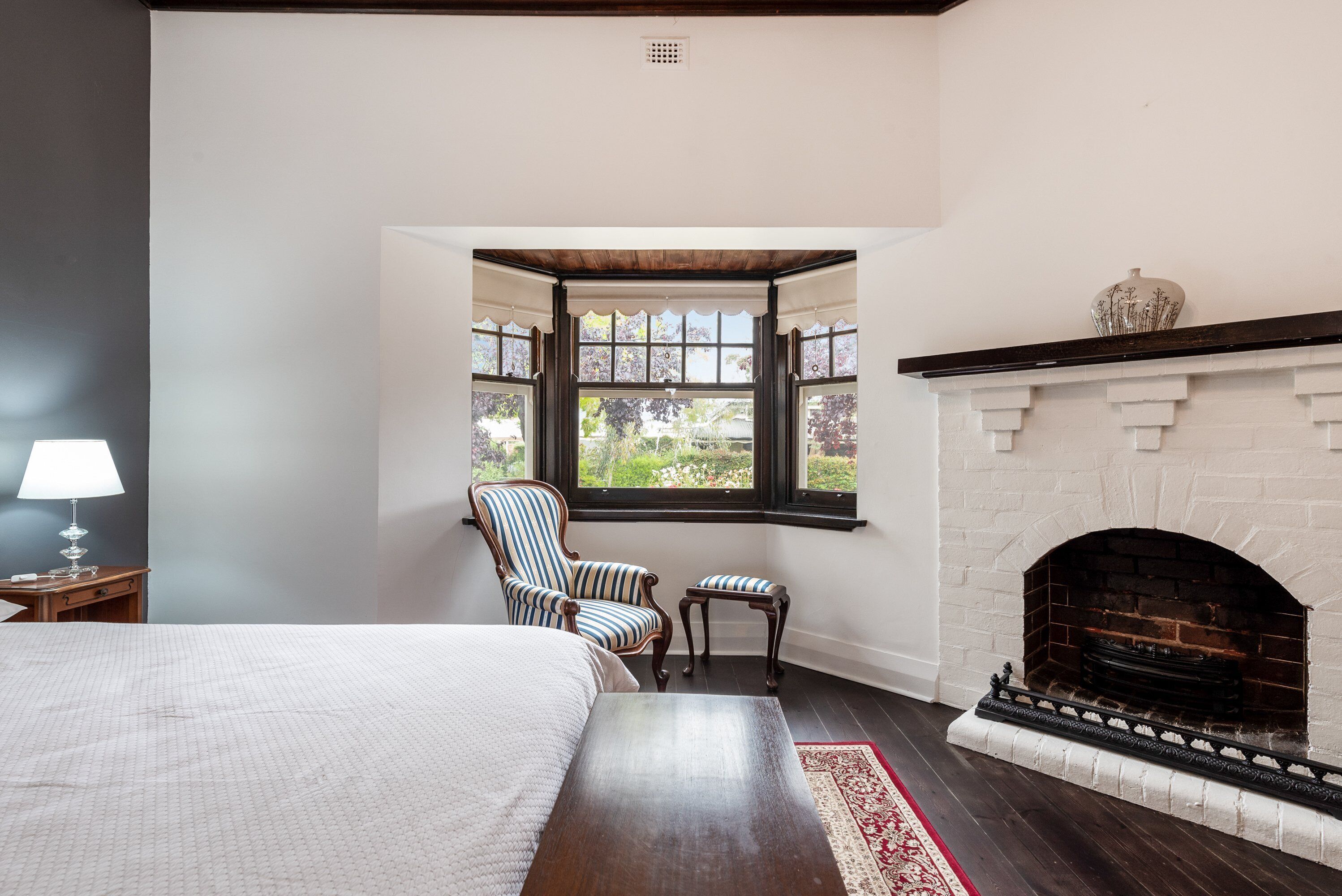 4 bedroom stone home walking distance to the best restaurants — image 6