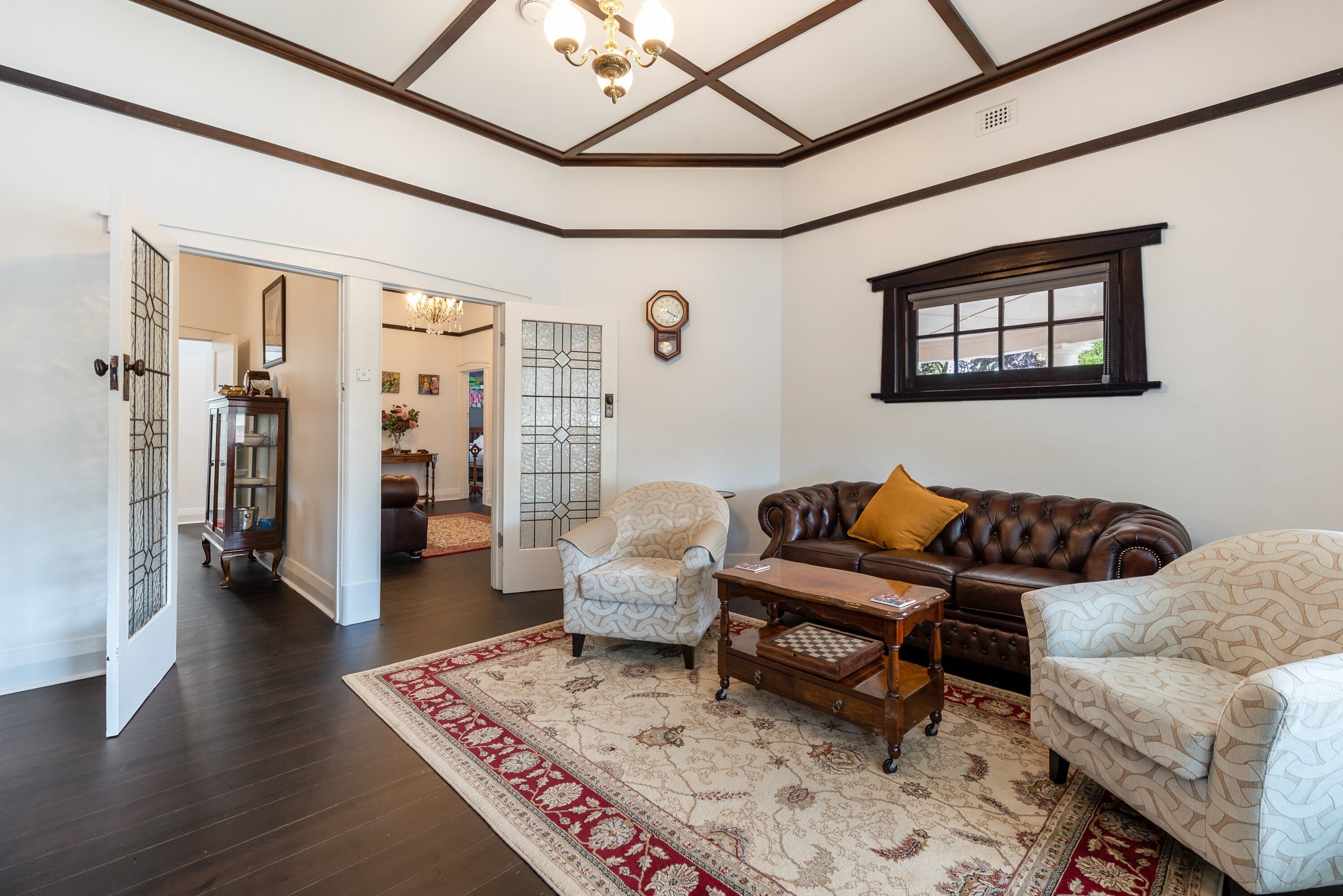 4 bedroom stone home walking distance to the best restaurants — image 18