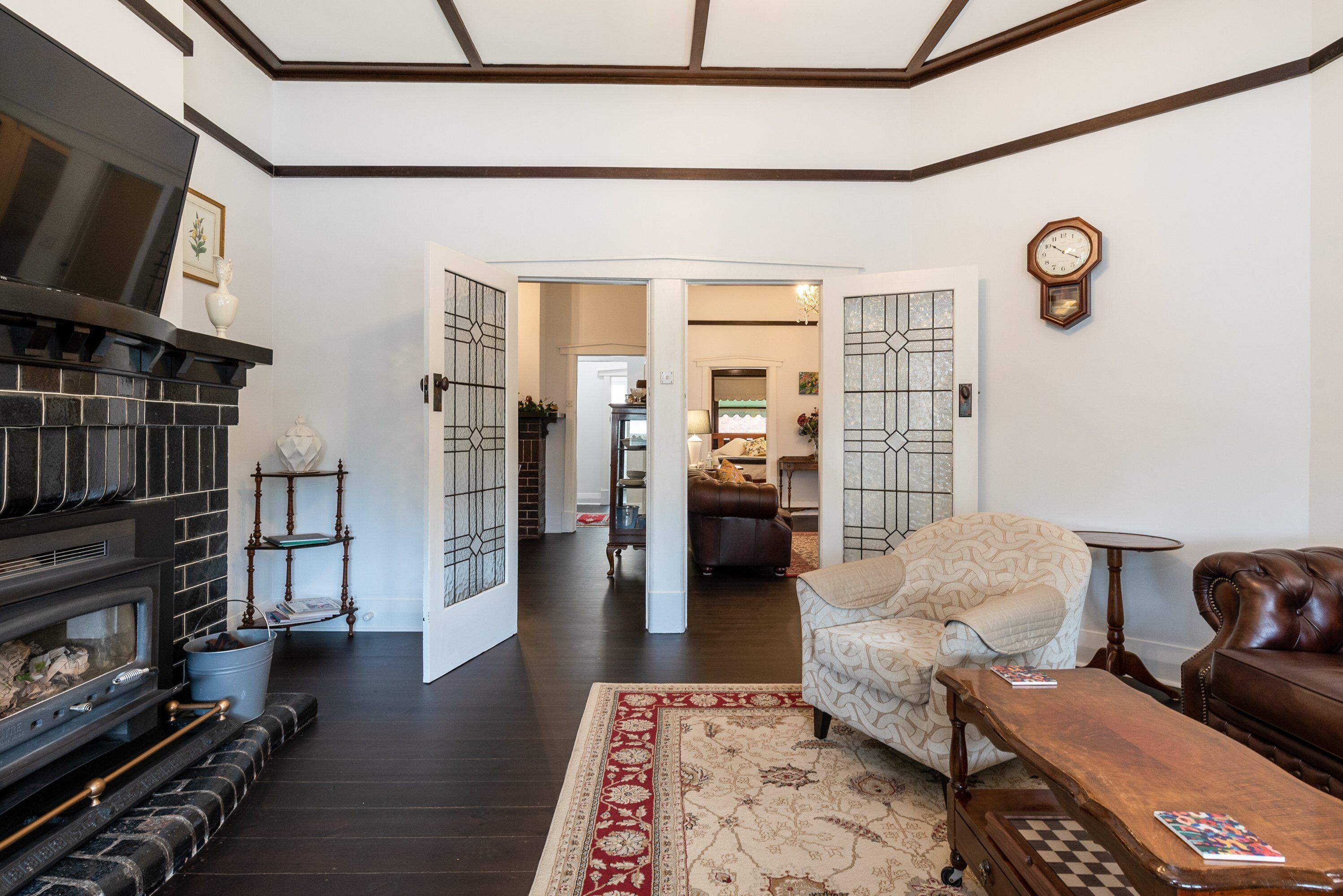 4 bedroom stone home walking distance to the best restaurants — image 17