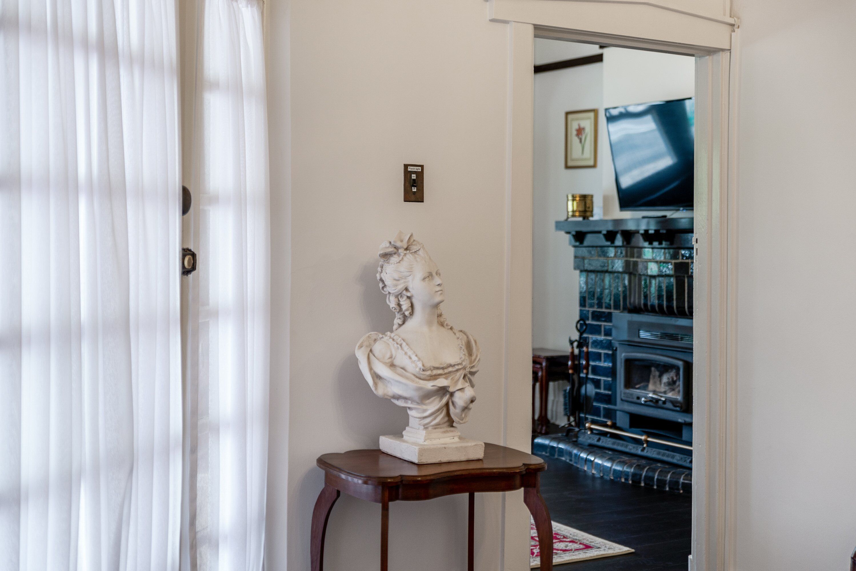 4 bedroom stone home walking distance to the best restaurants — image 30