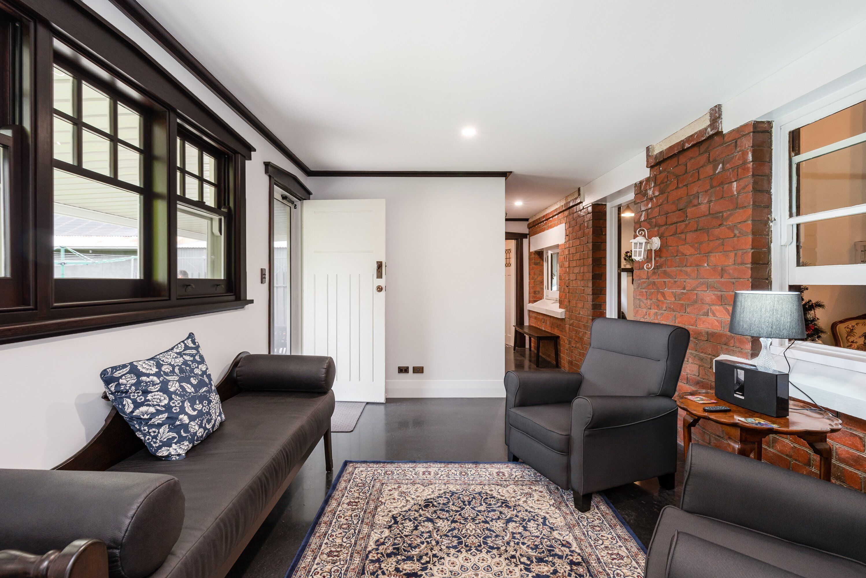 4 bedroom stone home walking distance to the best restaurants — image 7