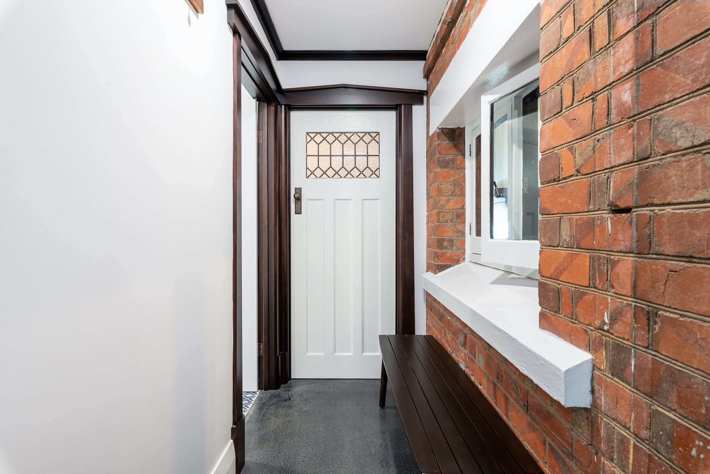 4 bedroom stone home walking distance to the best restaurants — image 12