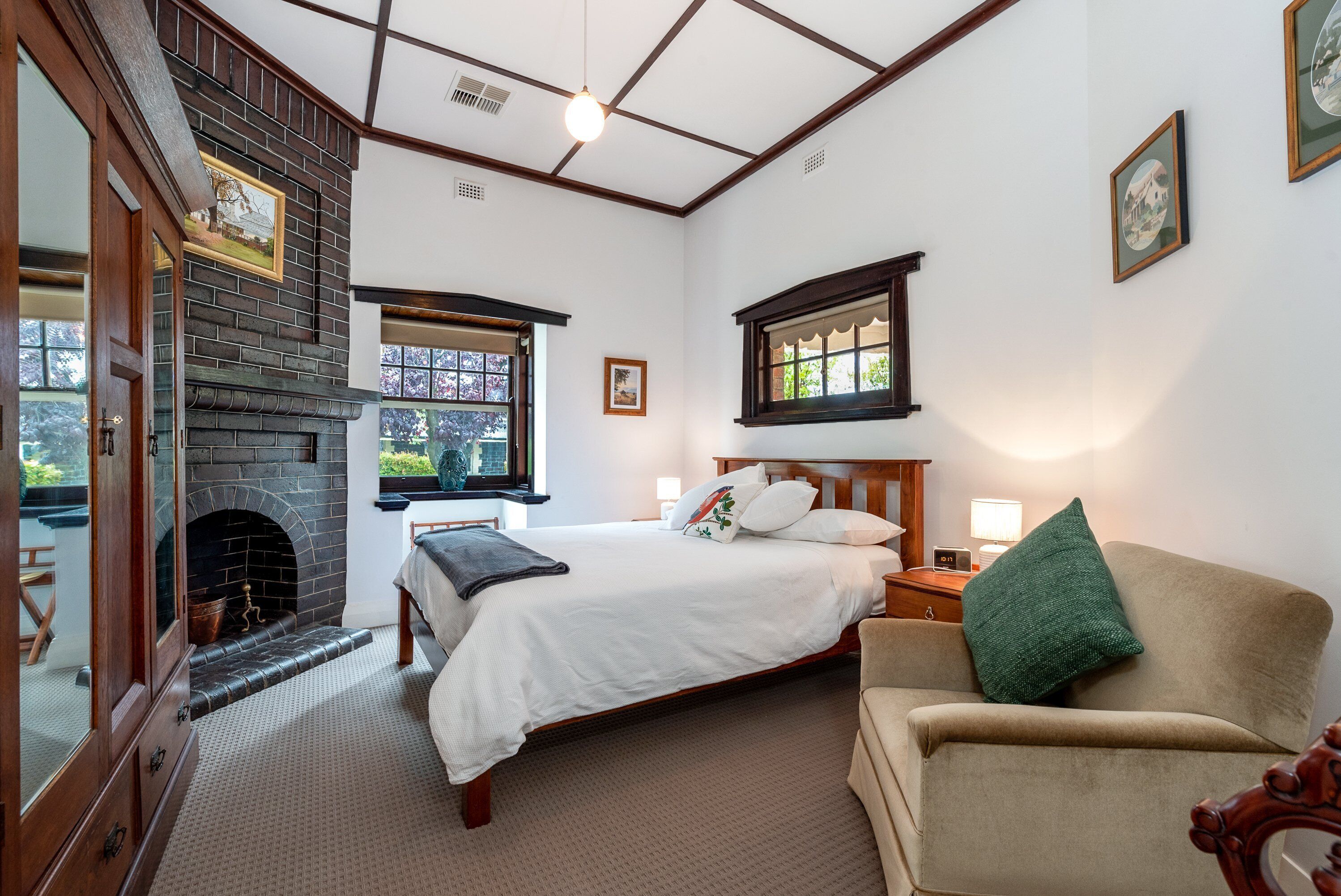 4 bedroom stone home walking distance to the best restaurants — image 10