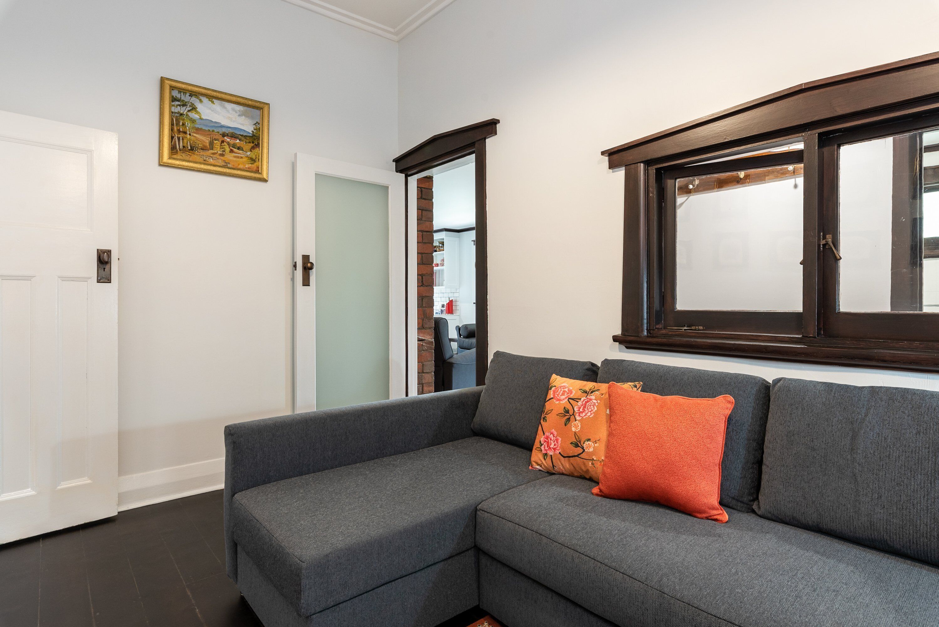 4 bedroom stone home walking distance to the best restaurants — image 22