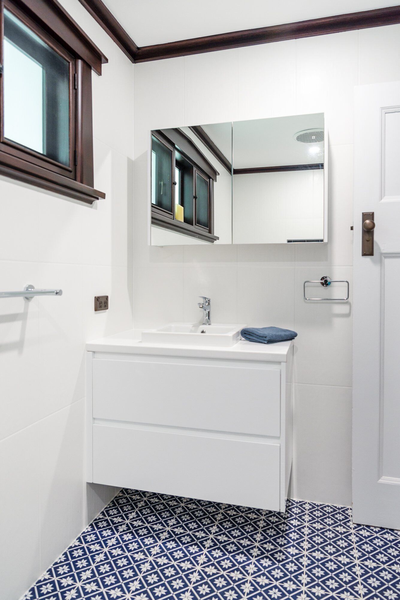 4 bedroom stone home walking distance to the best restaurants — image 19